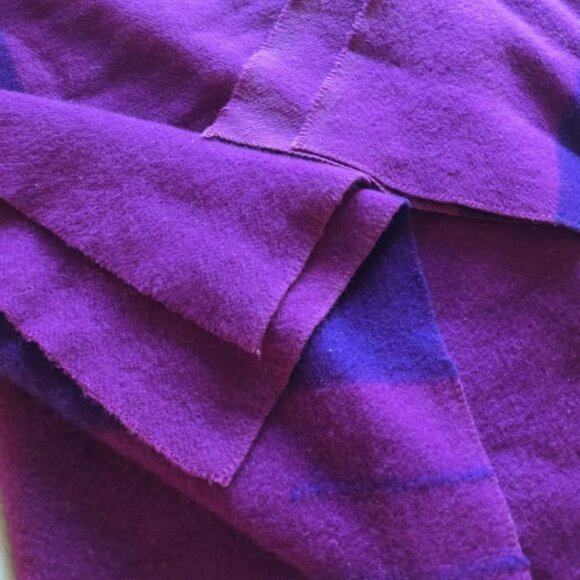 Hudson's Bay six-point (Queen) wool blanket, magenta - Picture 4 of 5